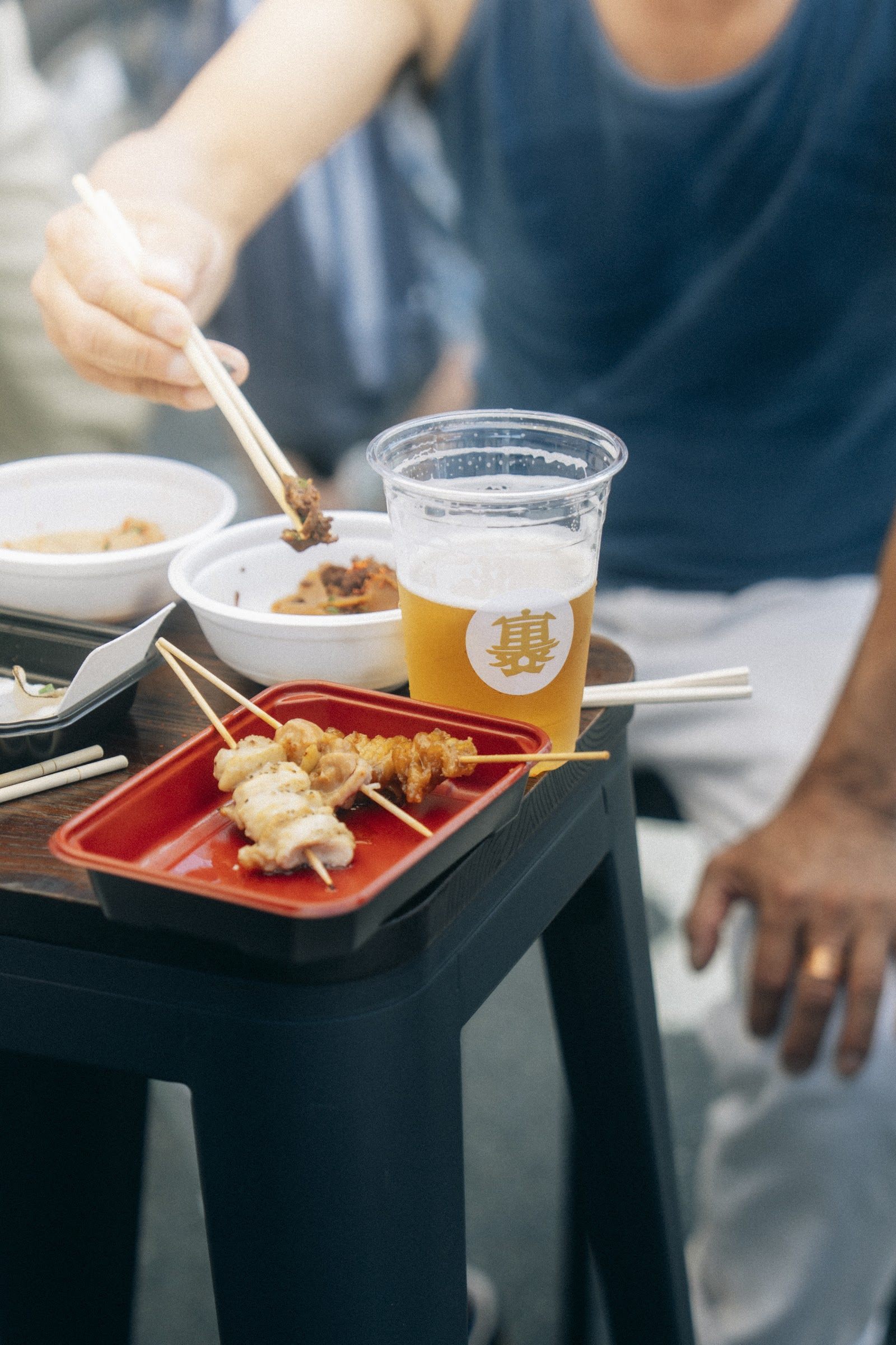 ビールと料理を楽しむテーブル