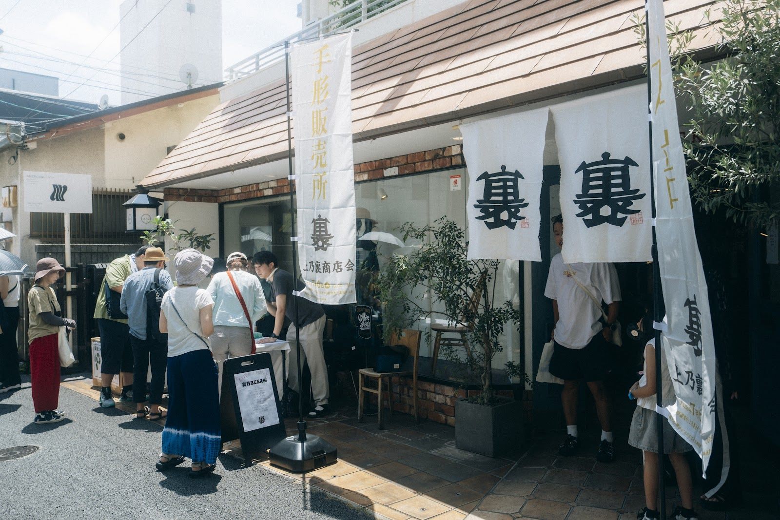 ビール市でにぎわう店先