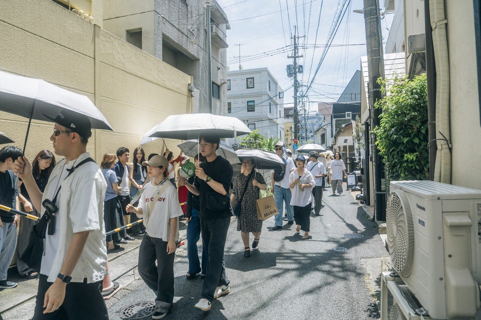 街歩きとイベントを楽しむ来場者