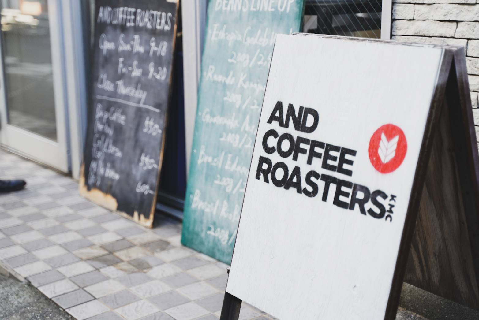 AND COFFEE ROASTERSの店先の看板