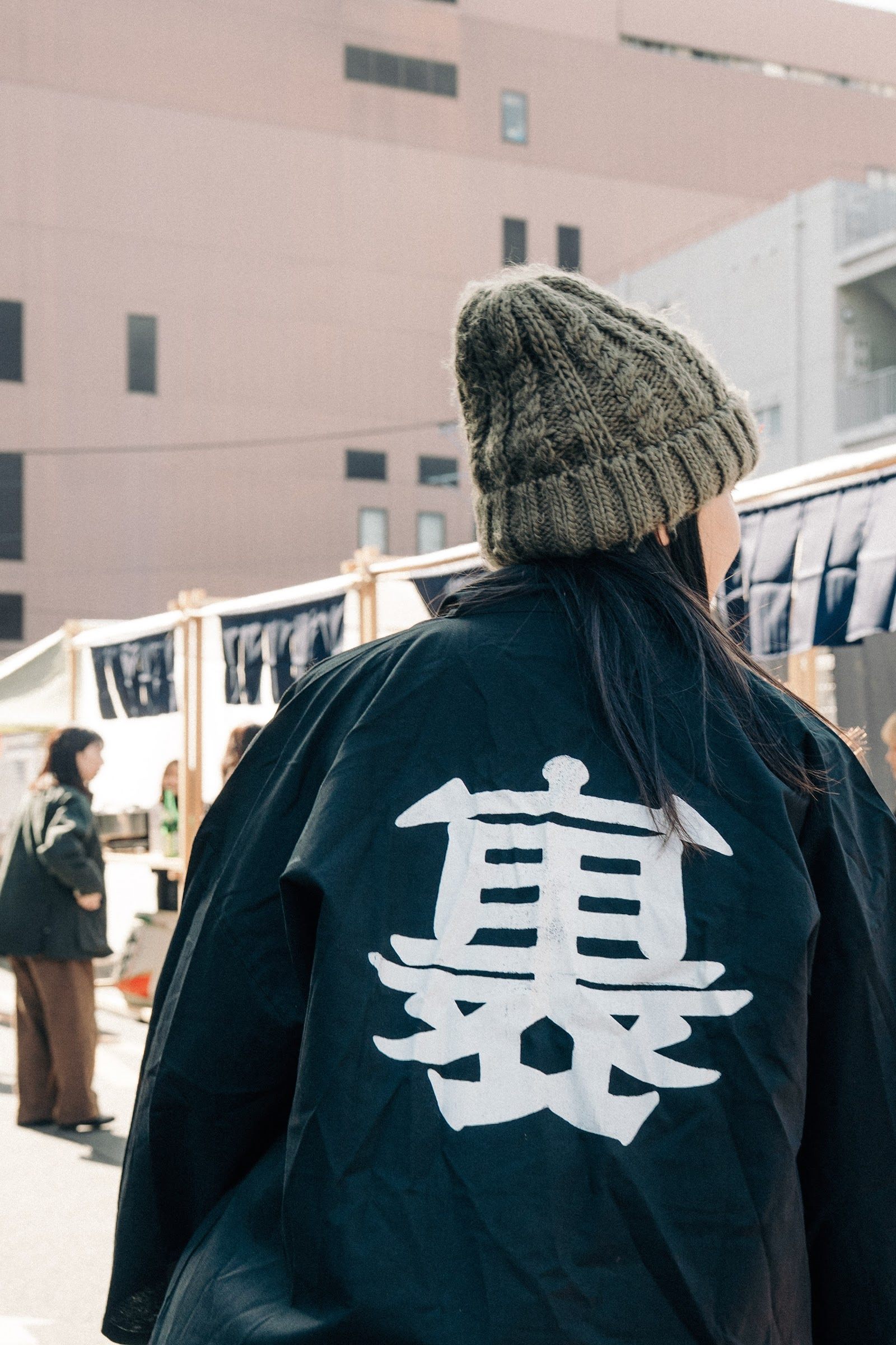 裏の暖簾を背にした会場スタッフ