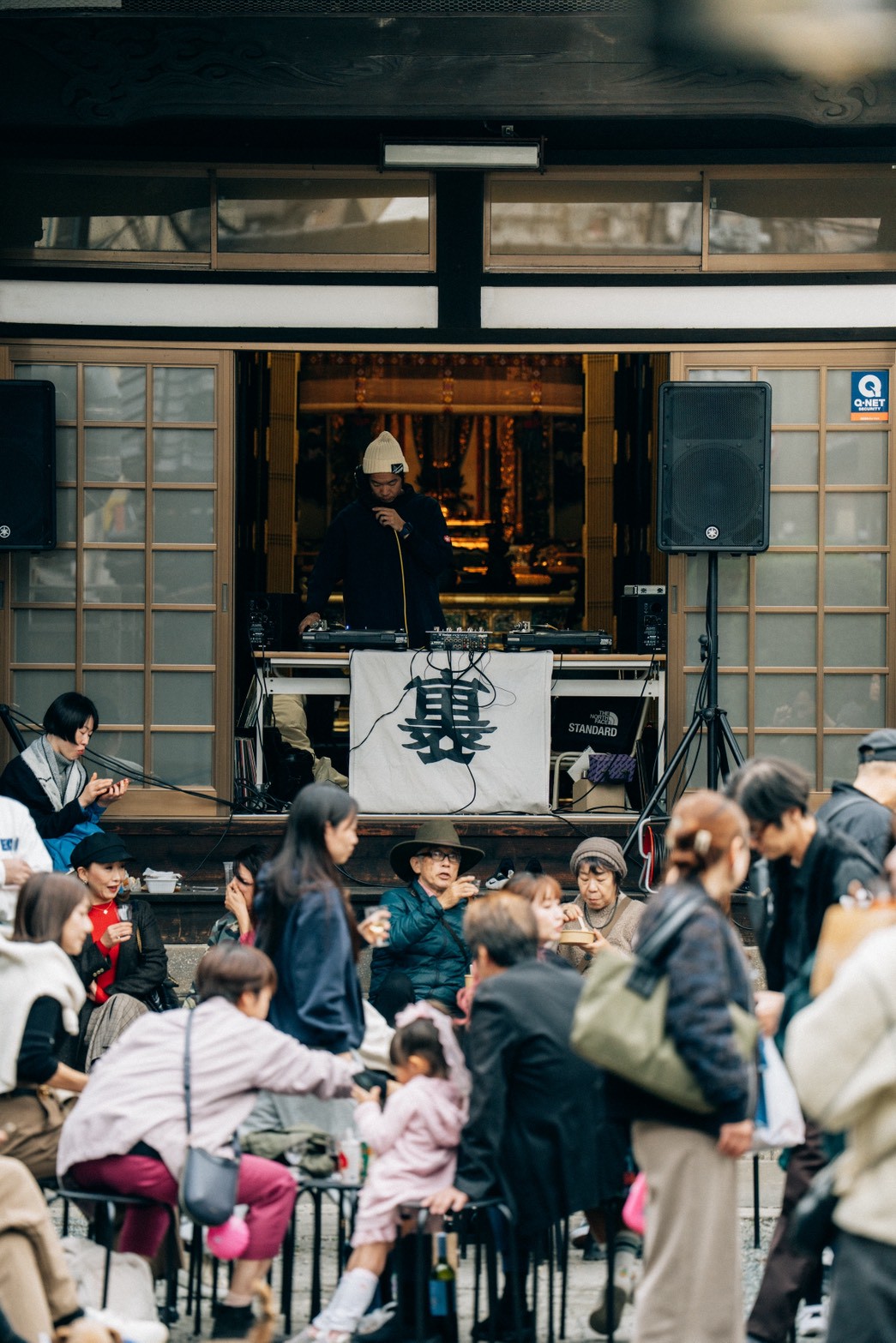 店先でワインと会話を楽しむ人々