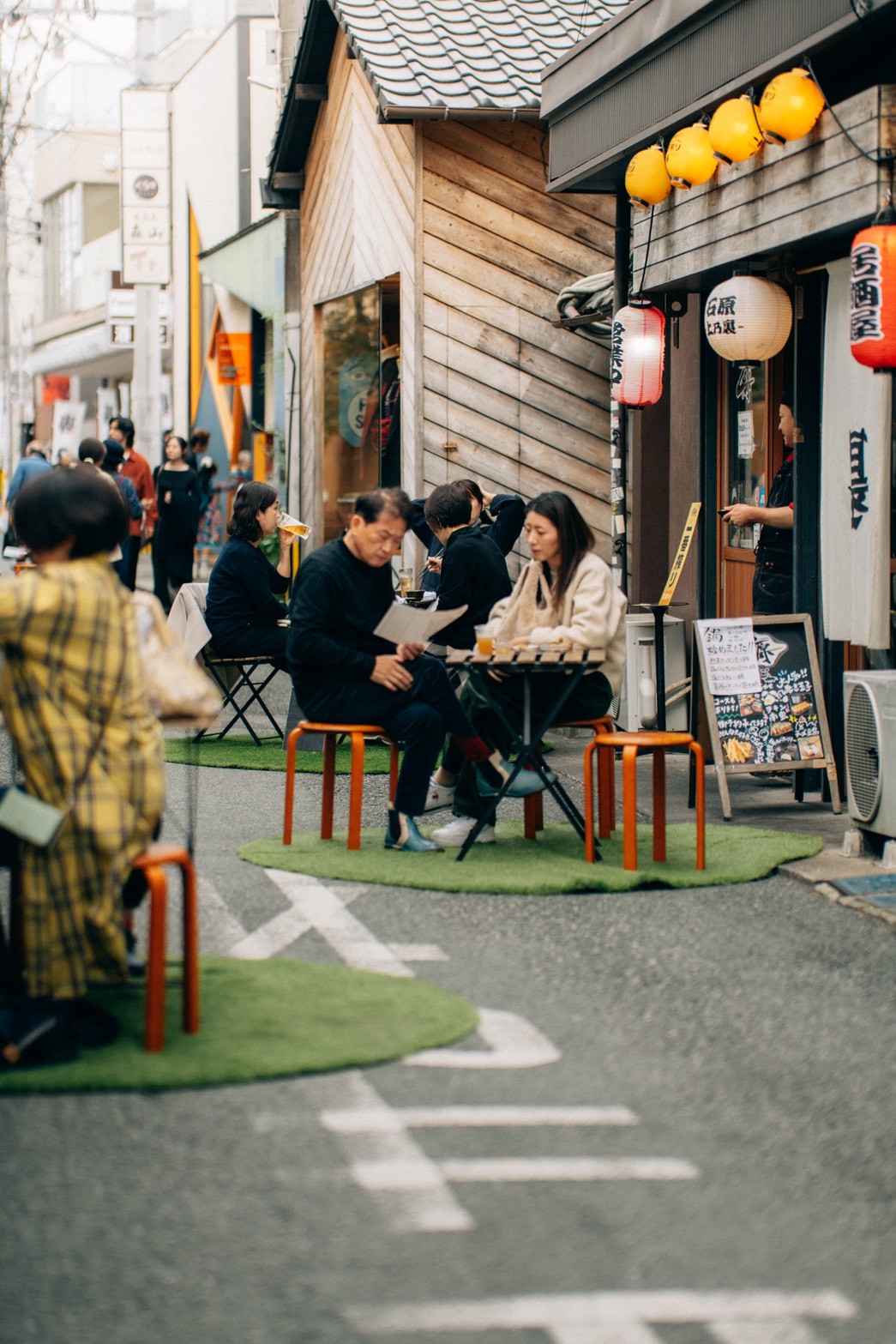 上乃裏の路地とお店をめぐる来場者